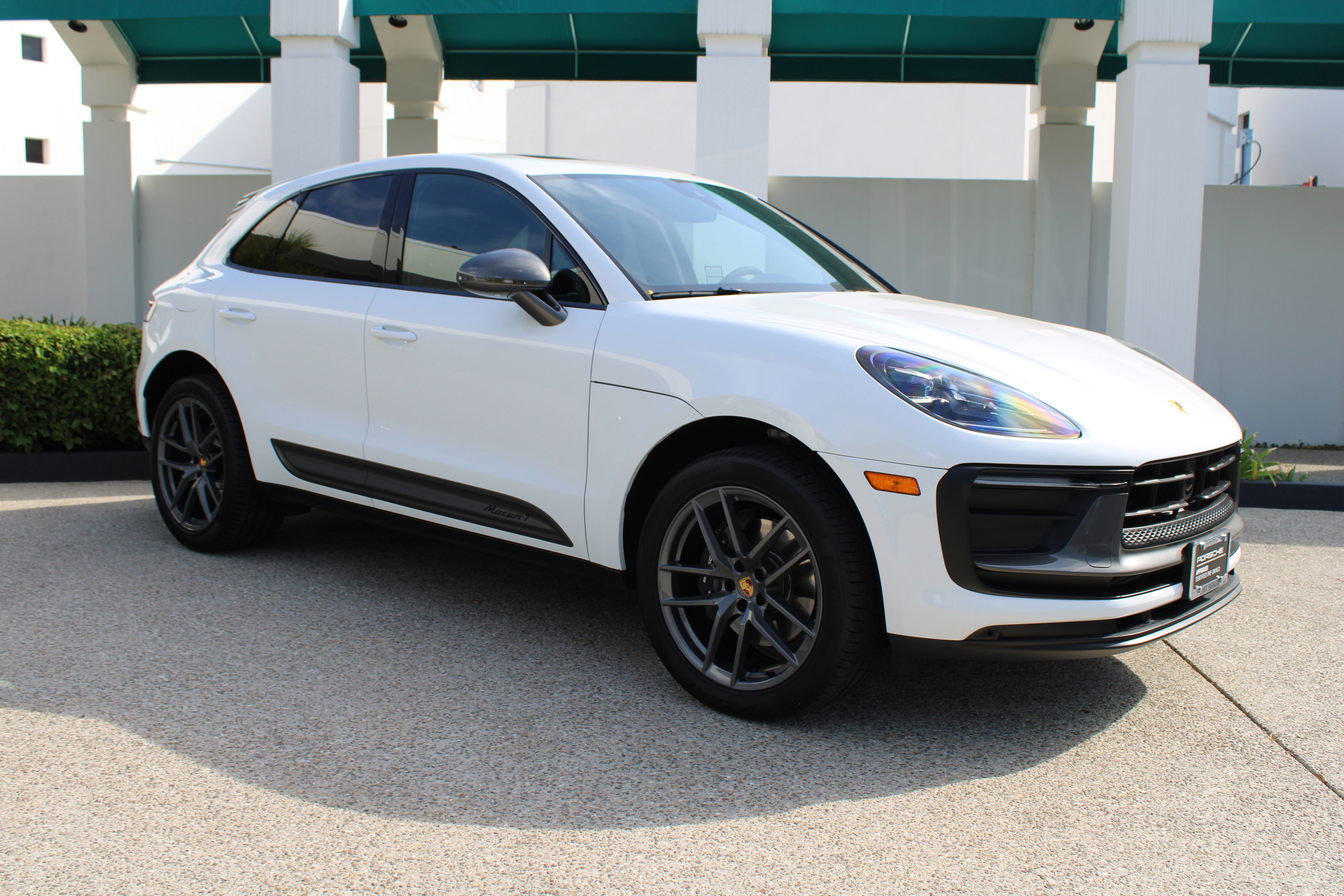 Certified 2025 Porsche Macan Turbo image 9