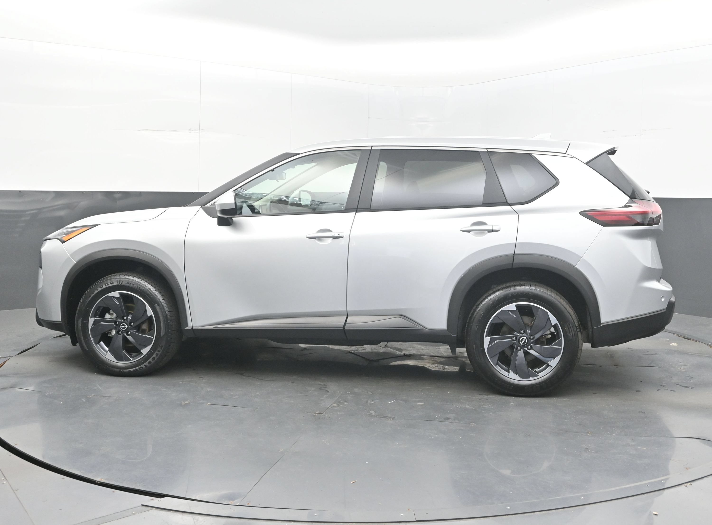 Used 2025 Nissan Rogue SV FWD image 7
