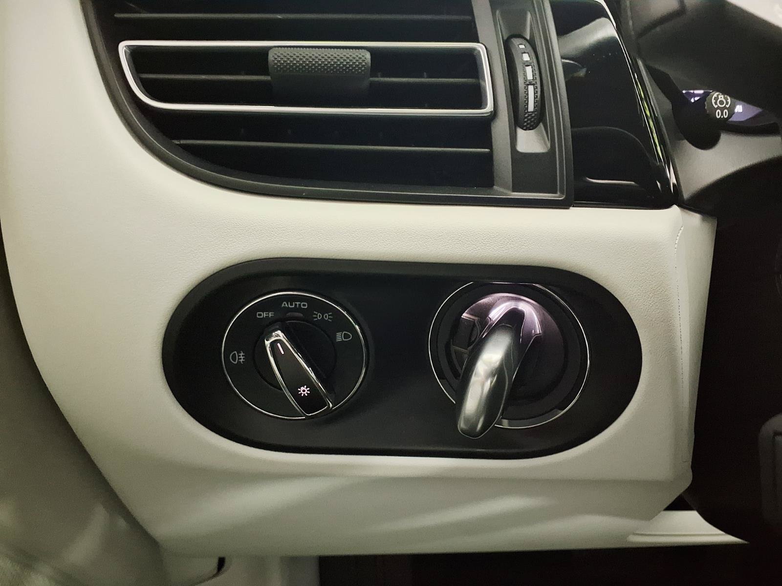 Used 2024 Porsche Macan AWD/4WD image 23
