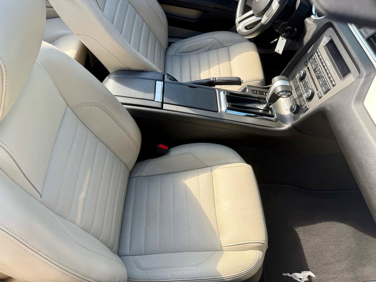 Used 2010 Ford Mustang Convertible RWD image 29