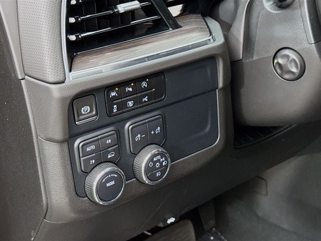 Used 2025 Chevrolet Suburban Premier AWD/4WD image 11
