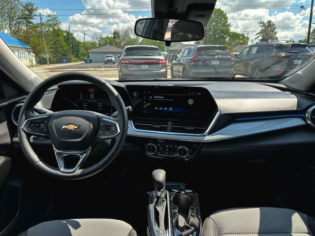 Used 2025 Chevrolet Trax LT w/ Driver Confidence Package FWD image 21