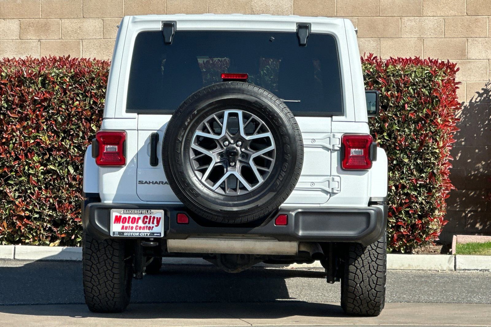 Used 2025 Jeep Wrangler Sahara image 5