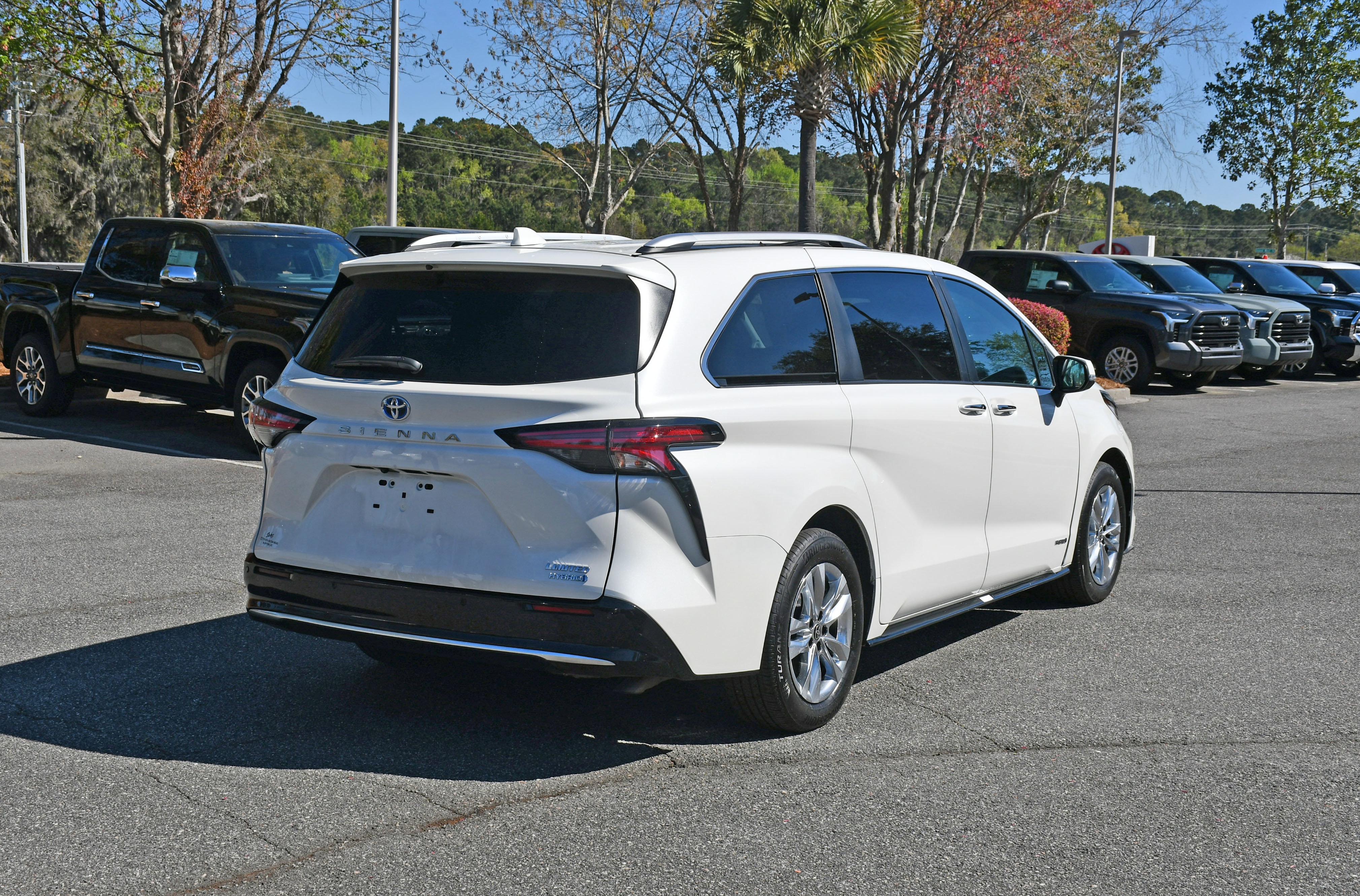 Used 2021 Toyota Sienna Limited image 4