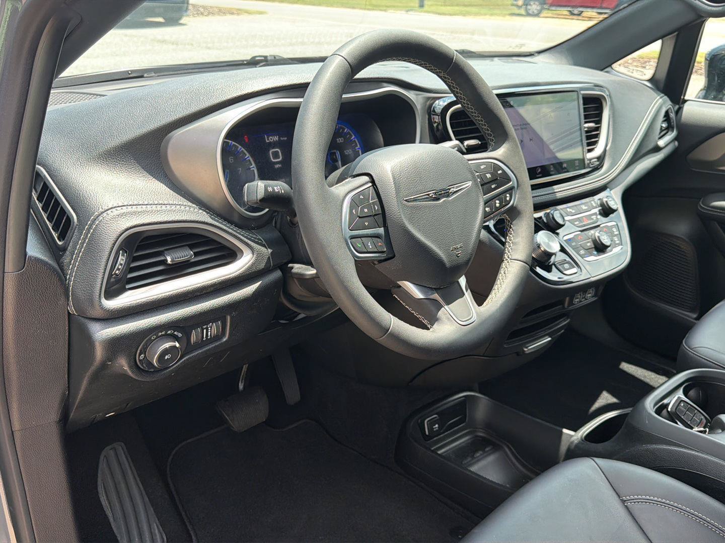 Certified 2025 Chrysler Pacifica Select FWD image 13
