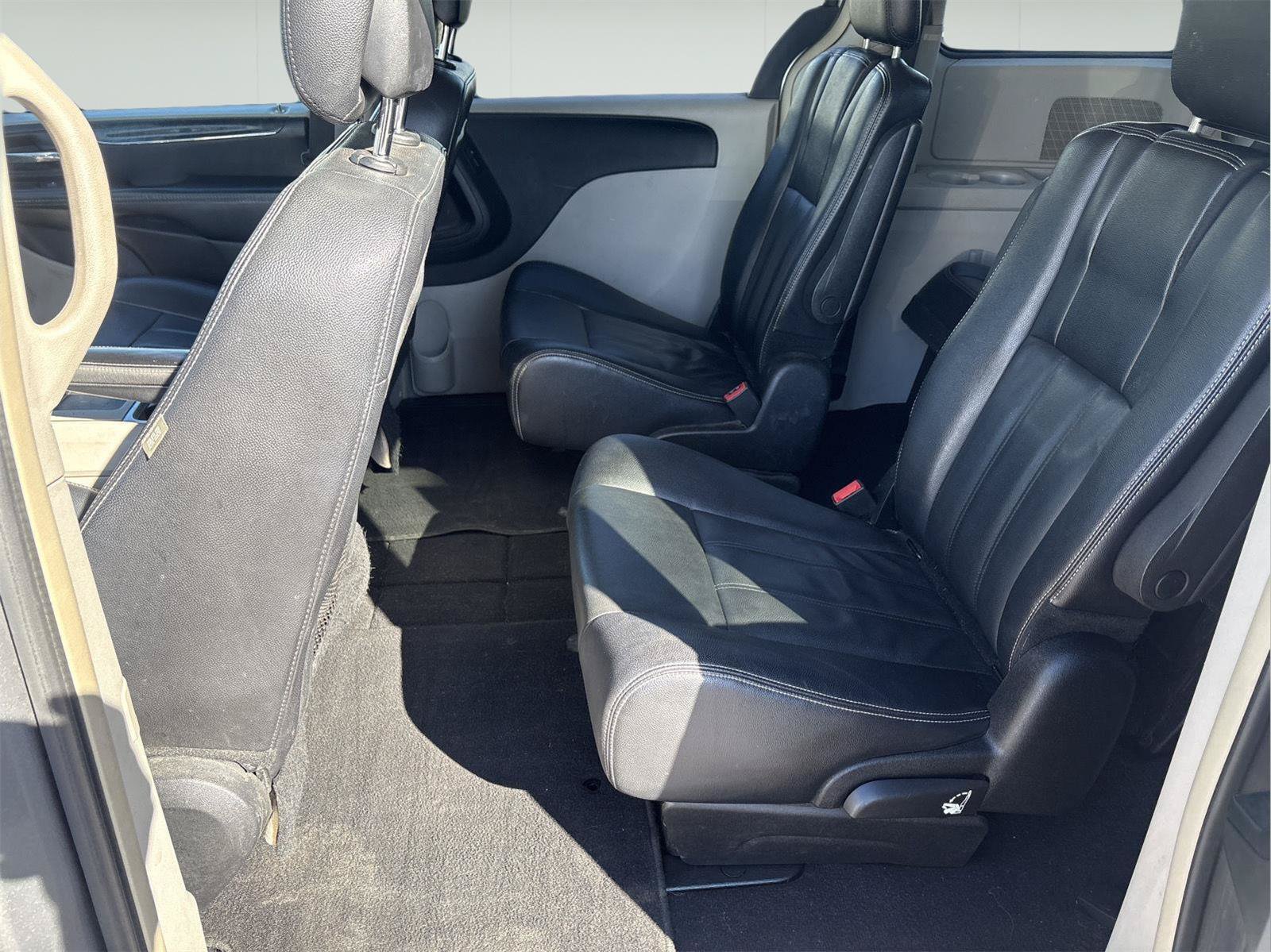 Used 2015 Chrysler Town & Country Touring FWD image 19