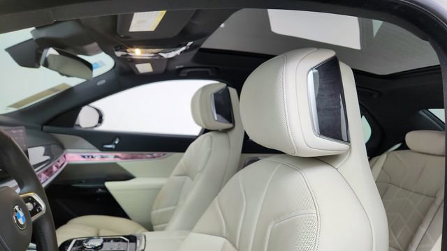Used 2025 BMW 740i xDrive image 32