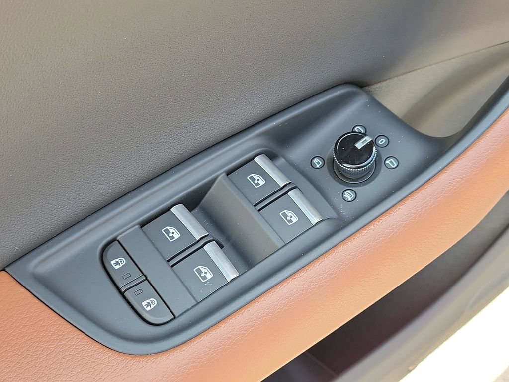 Used 2024 Audi Q8 Premium image 26