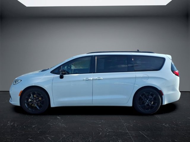 Used 2025 Chrysler Pacifica Limited FWD image 3