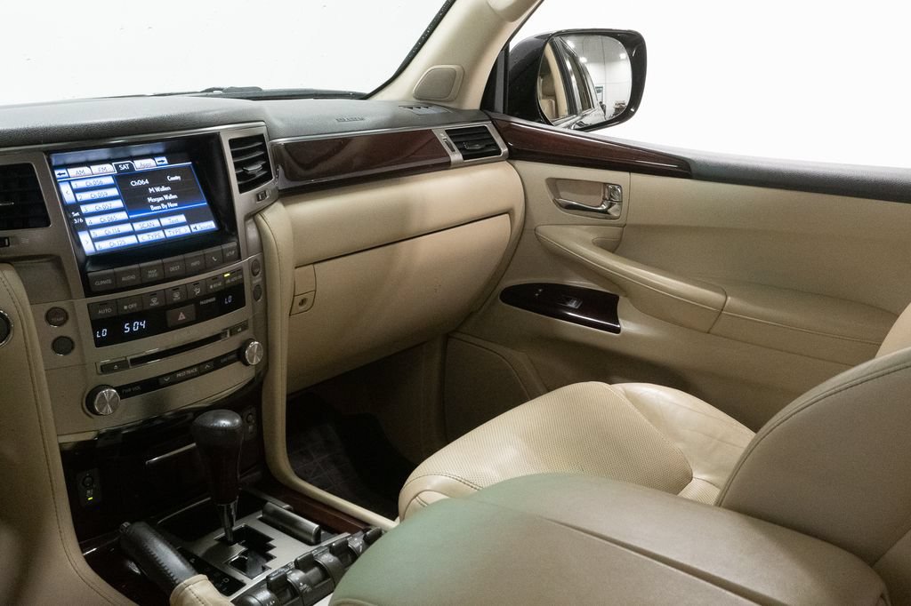 Used 2015 Lexus LX 570 4WD w/ Luxury Package image 12