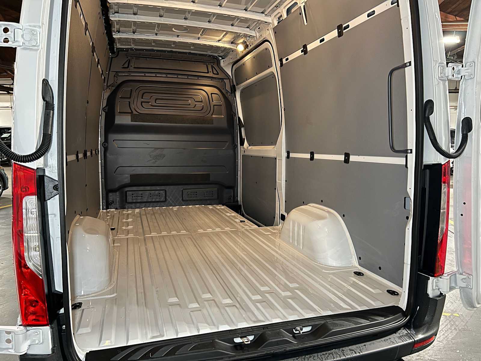 Used 2025 Mercedes-Benz Sprinter 2500 image 18