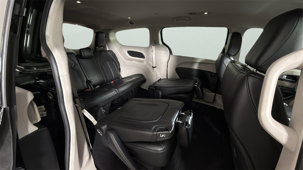 Used 2024 Chrysler Pacifica Touring-L image 35