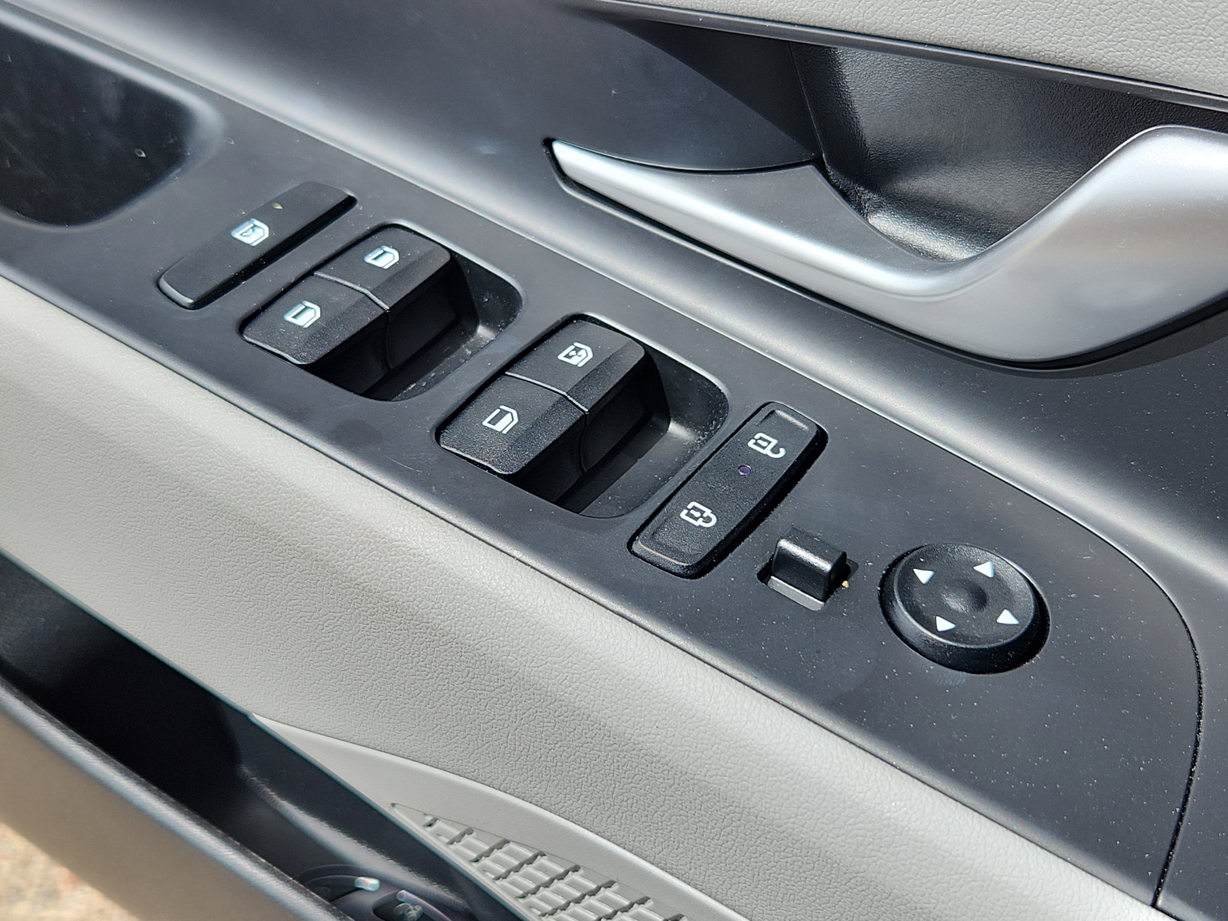 Used 2025 Hyundai Elantra Limited image 7