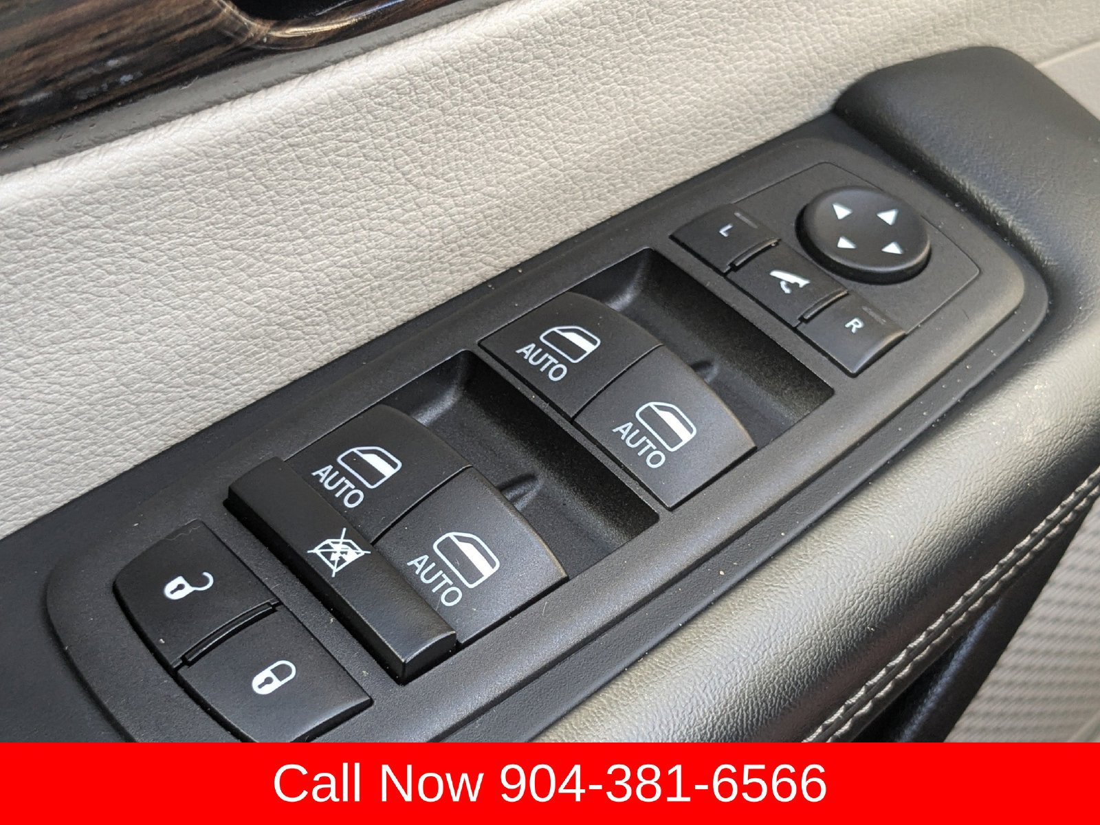 Used 2024 Chrysler Pacifica Limited FWD image 25
