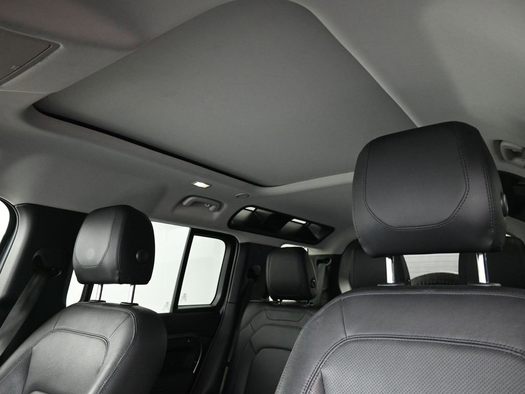 Used 2023 Land Rover Defender 110 S image 28