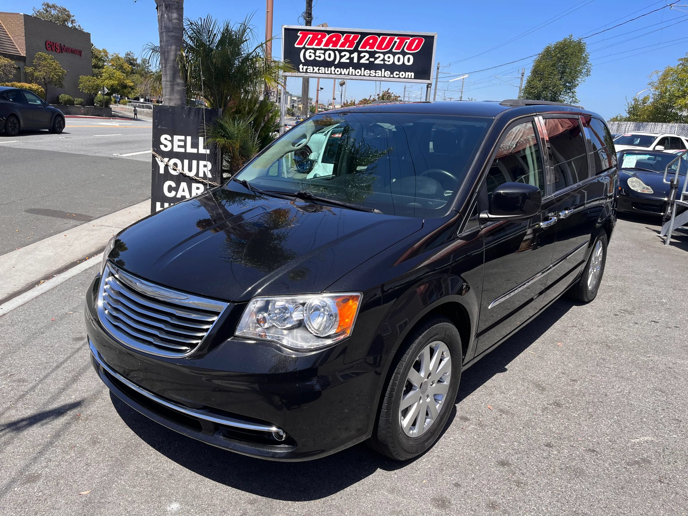 Used 2015 Chrysler Town & Country Touring FWD image 3