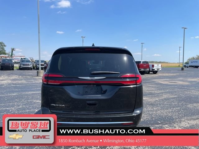 Used 2023 Chrysler Pacifica Touring-L FWD image 7
