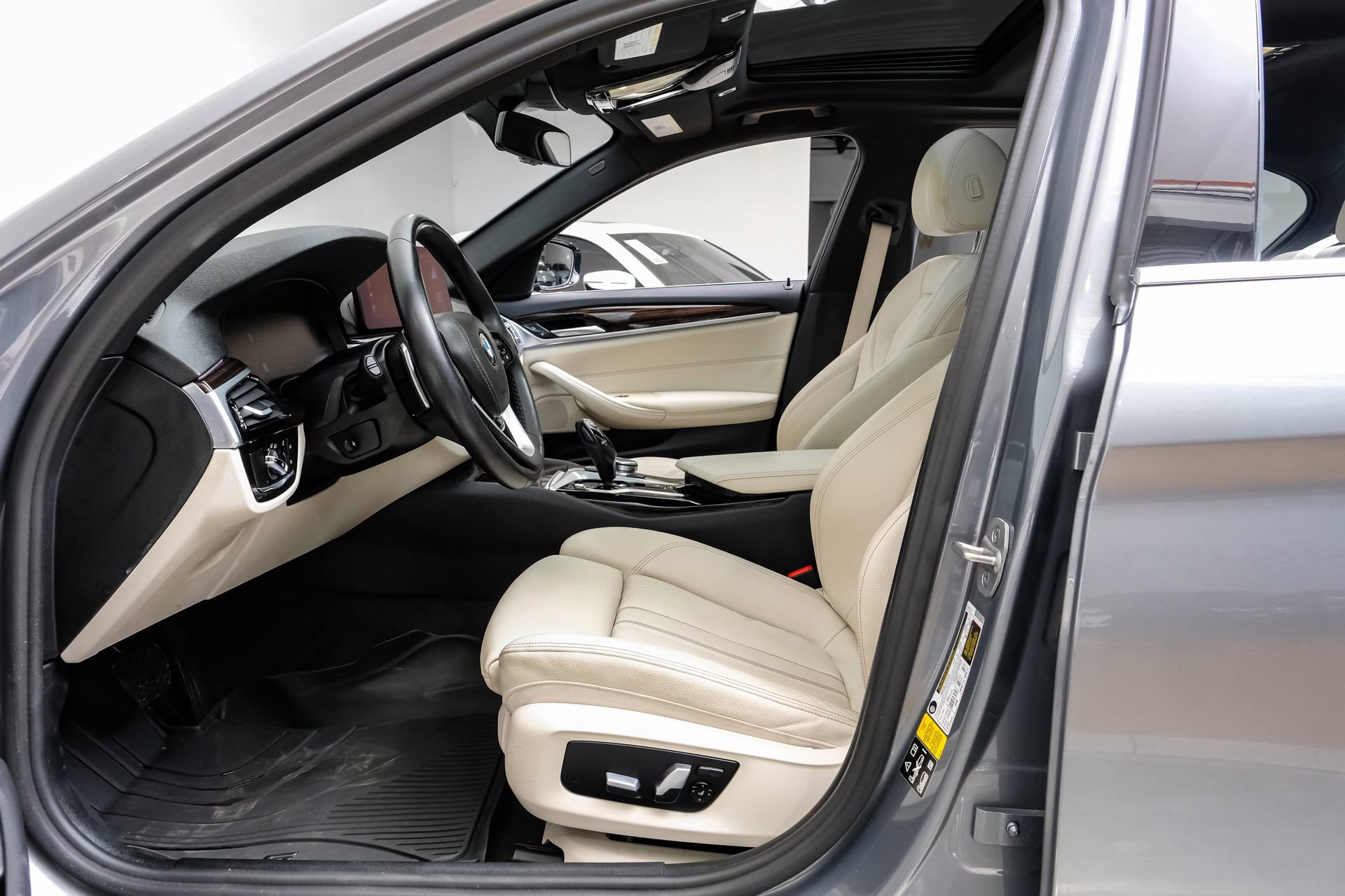 Used 2023 BMW 540i xDrive w/ Convenience Package AWD/4WD image 4