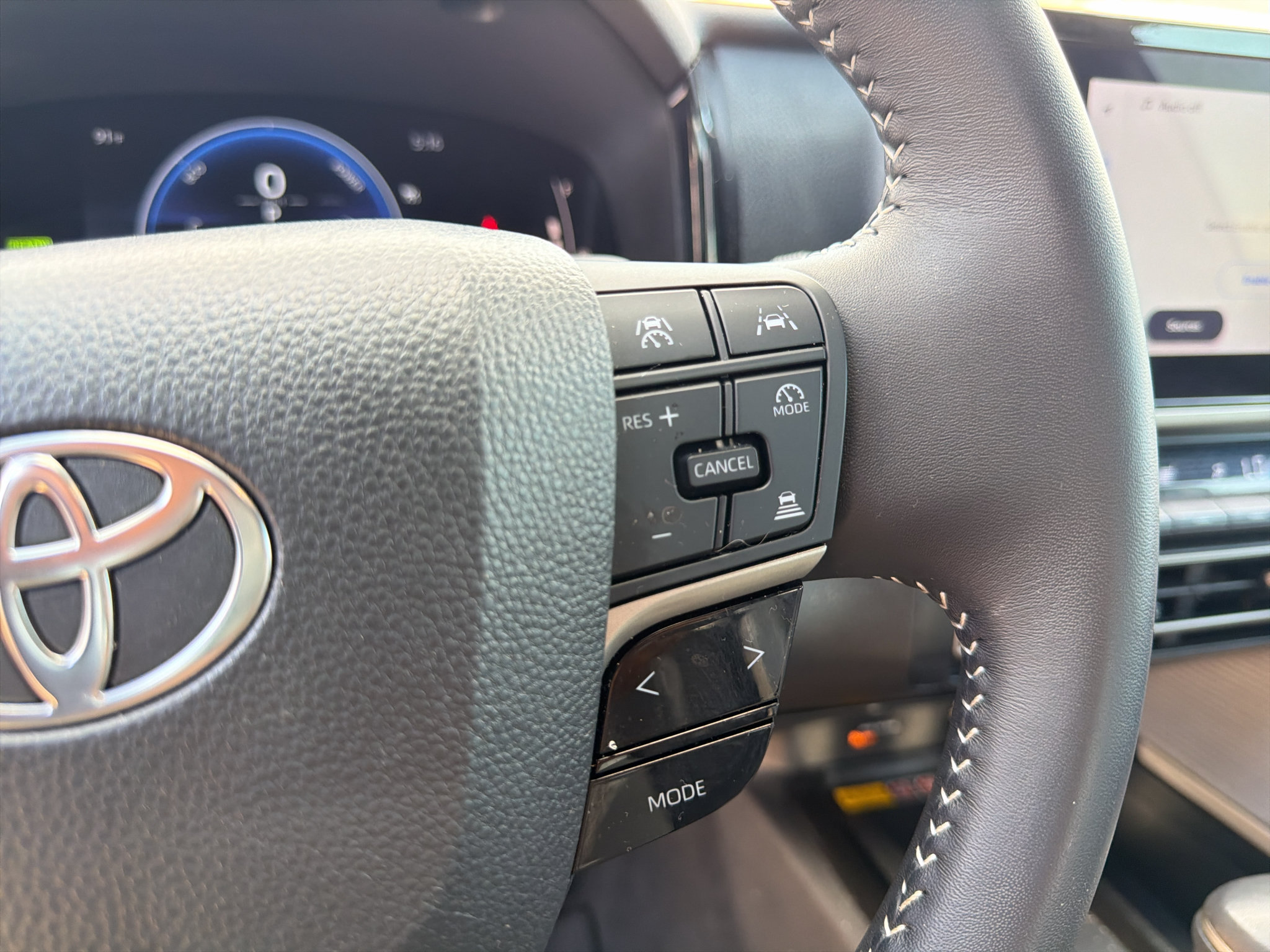 Used 2025 Toyota Camry SE w/ Convenience Package FWD image 15