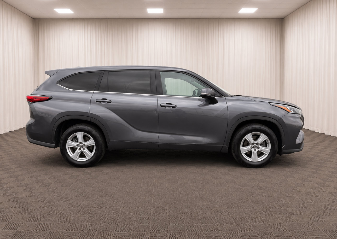 Used 2020 Toyota Highlander L FWD image 2