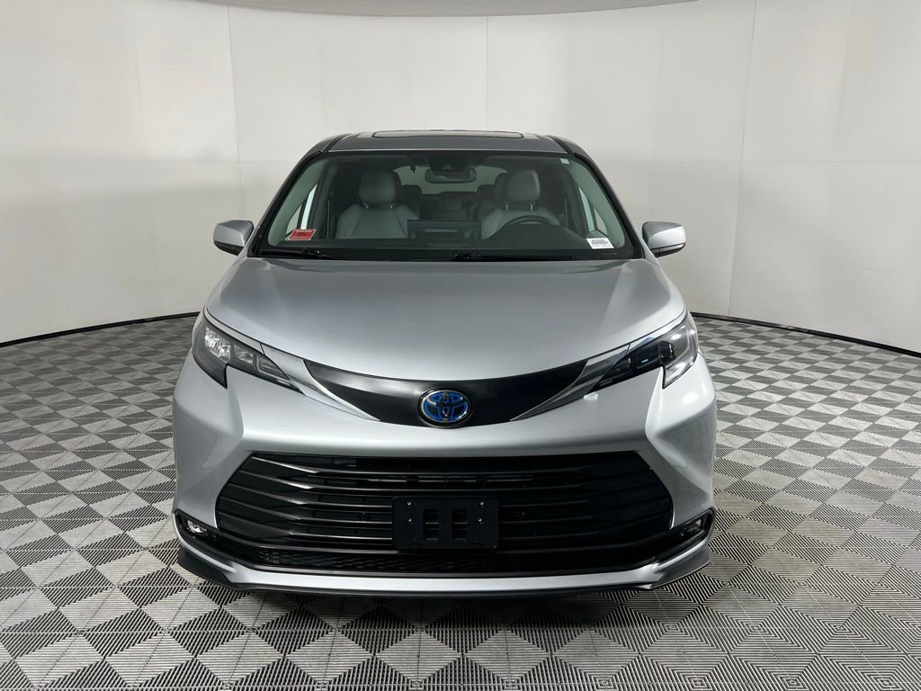 Used 2025 Toyota Sienna XLE image 11