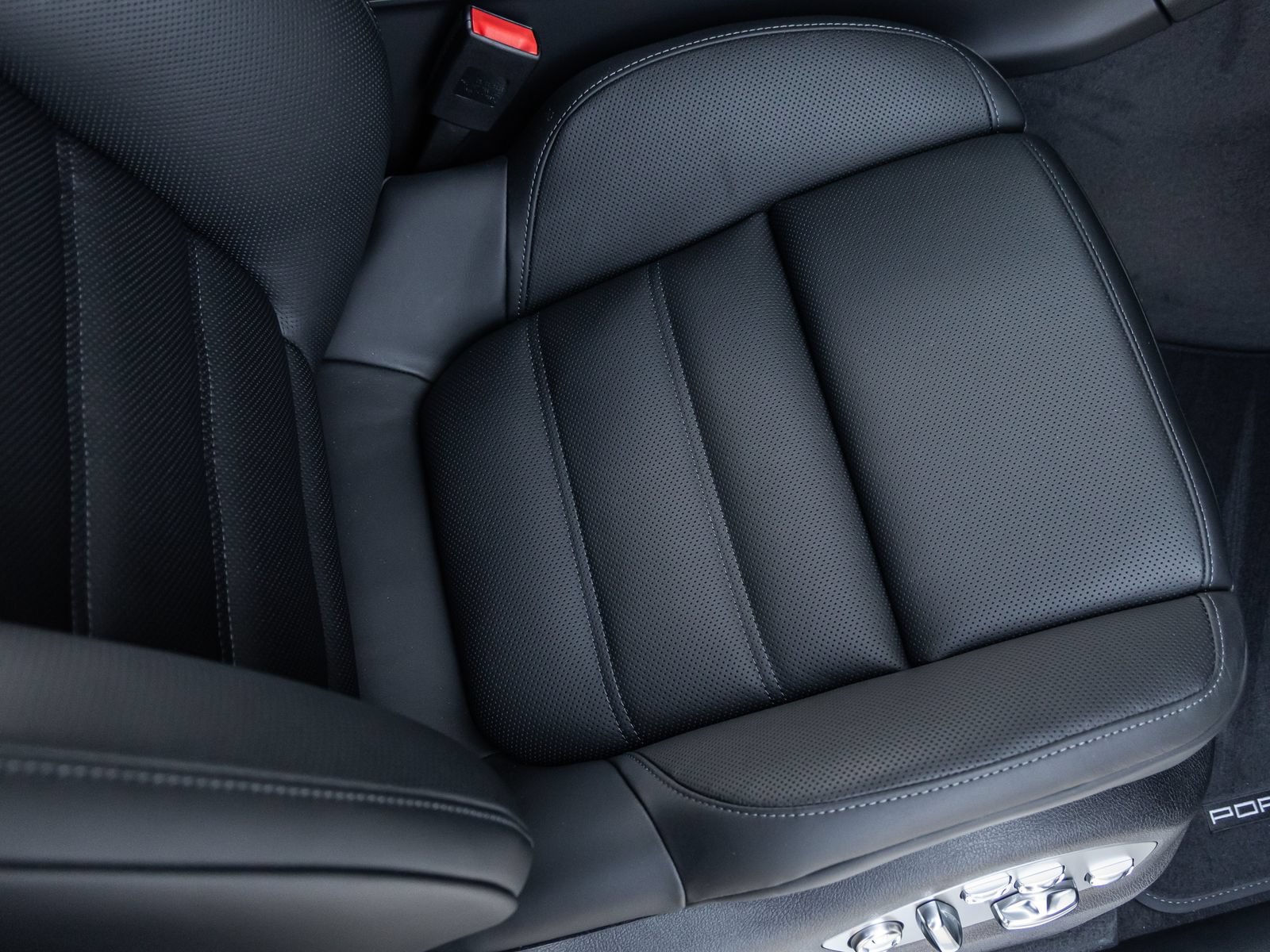 Certified 2026 Porsche Macan S AWD/4WD image 42