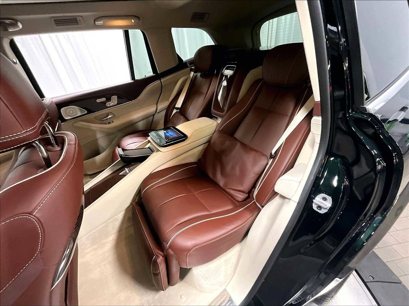 Used 2021 Mercedes-Benz Maybach GLS 600 4MATIC image 31