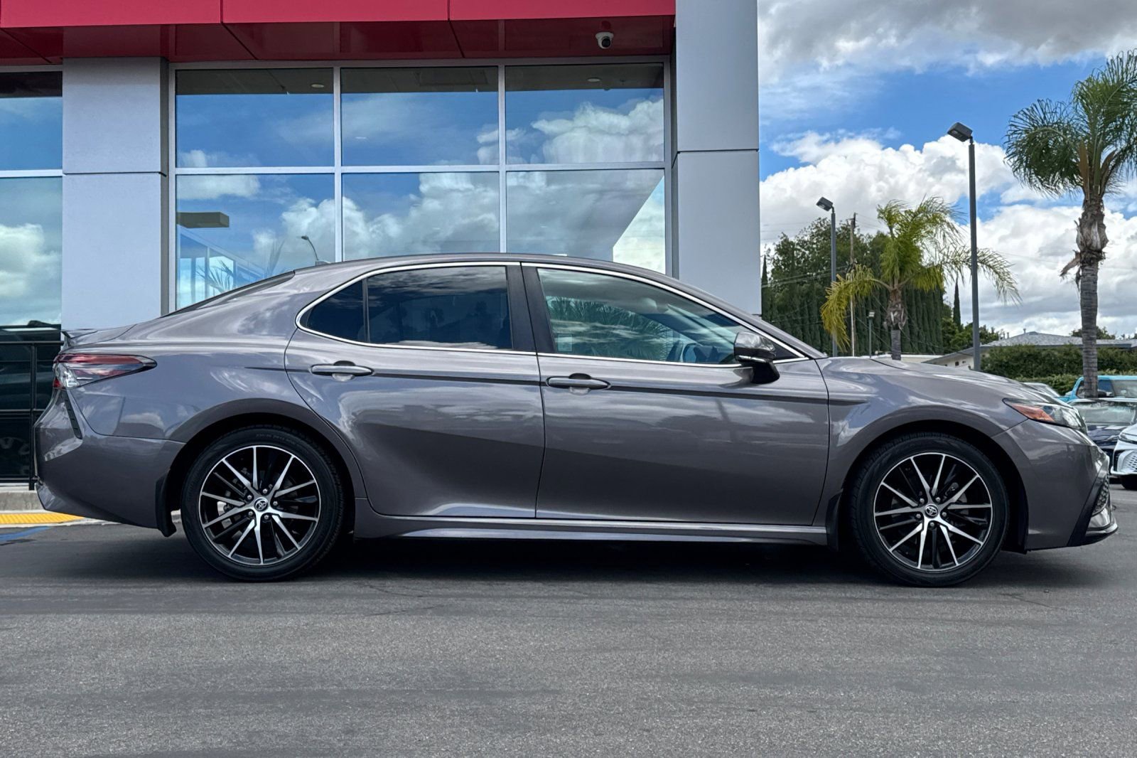 Used 2022 Toyota Camry SE FWD image 4