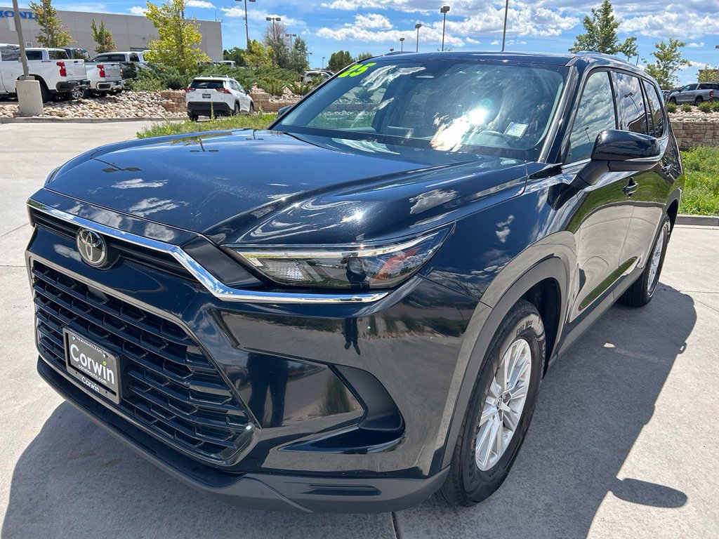 Used 2025 Toyota Grand Highlander AWD image 3