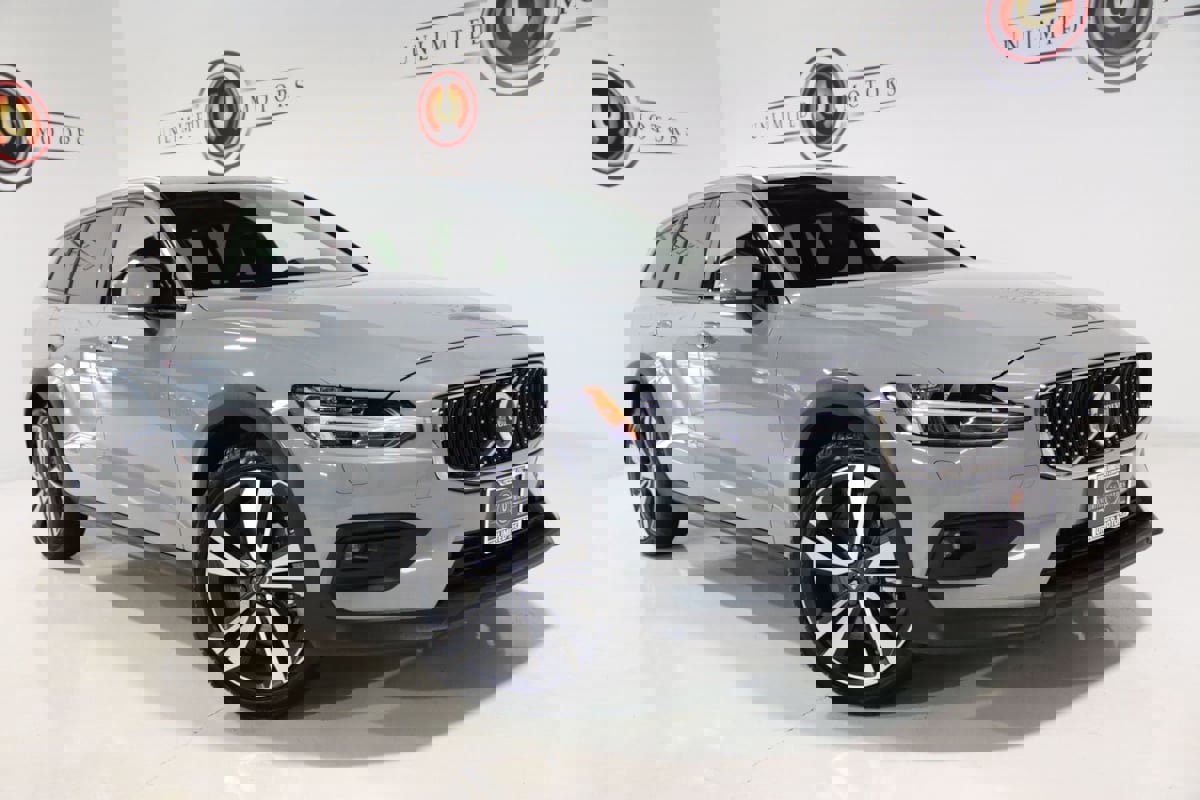 Used 2025 Volvo V60 B5 Cross Country Plus image 65