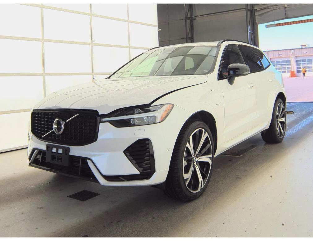Used 2025 Volvo XC60 T8 Ultra w/ Protection Package Premier AWD/4WD image 2