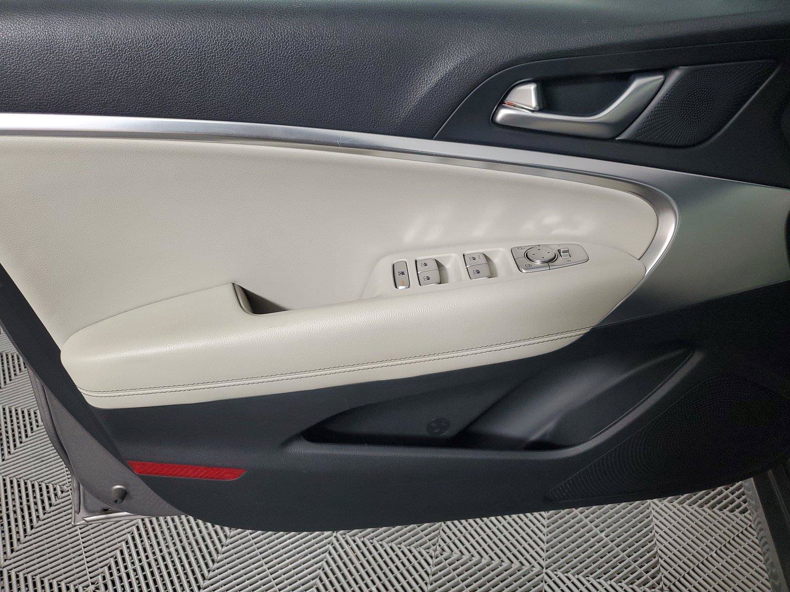 Used 2025 Genesis G70 2.5T RWD image 17