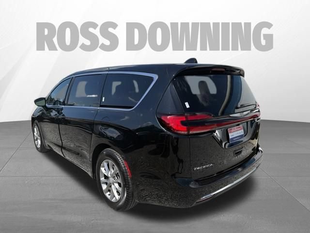 Used 2026 Chrysler Pacifica Limited FWD image 6