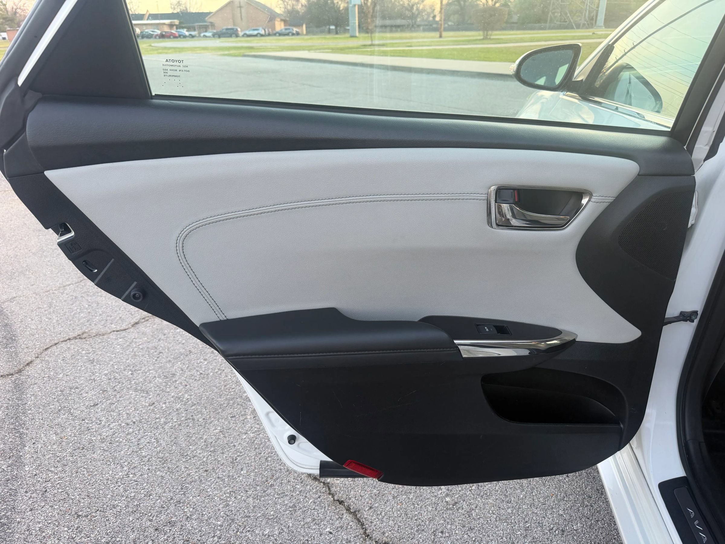 Used 2018 Toyota Avalon Limited image 45