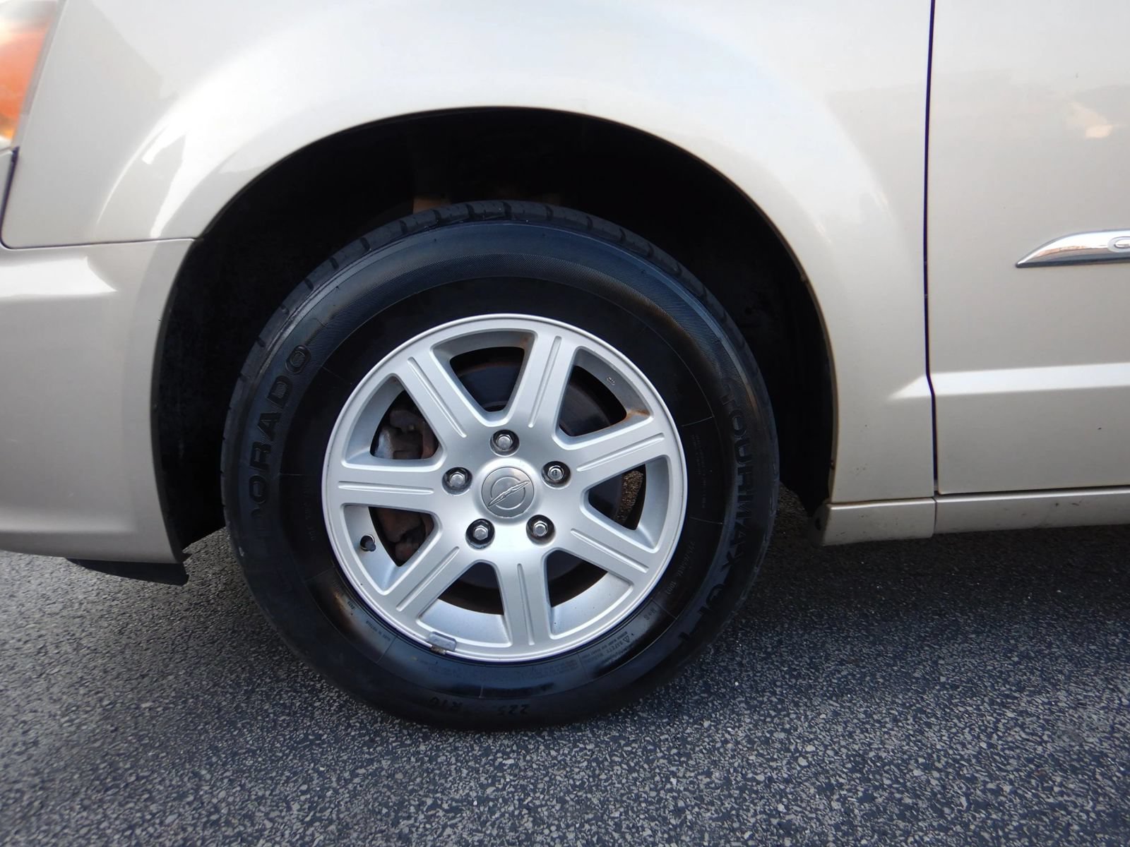 Used 2013 Chrysler Town & Country Touring FWD image 28