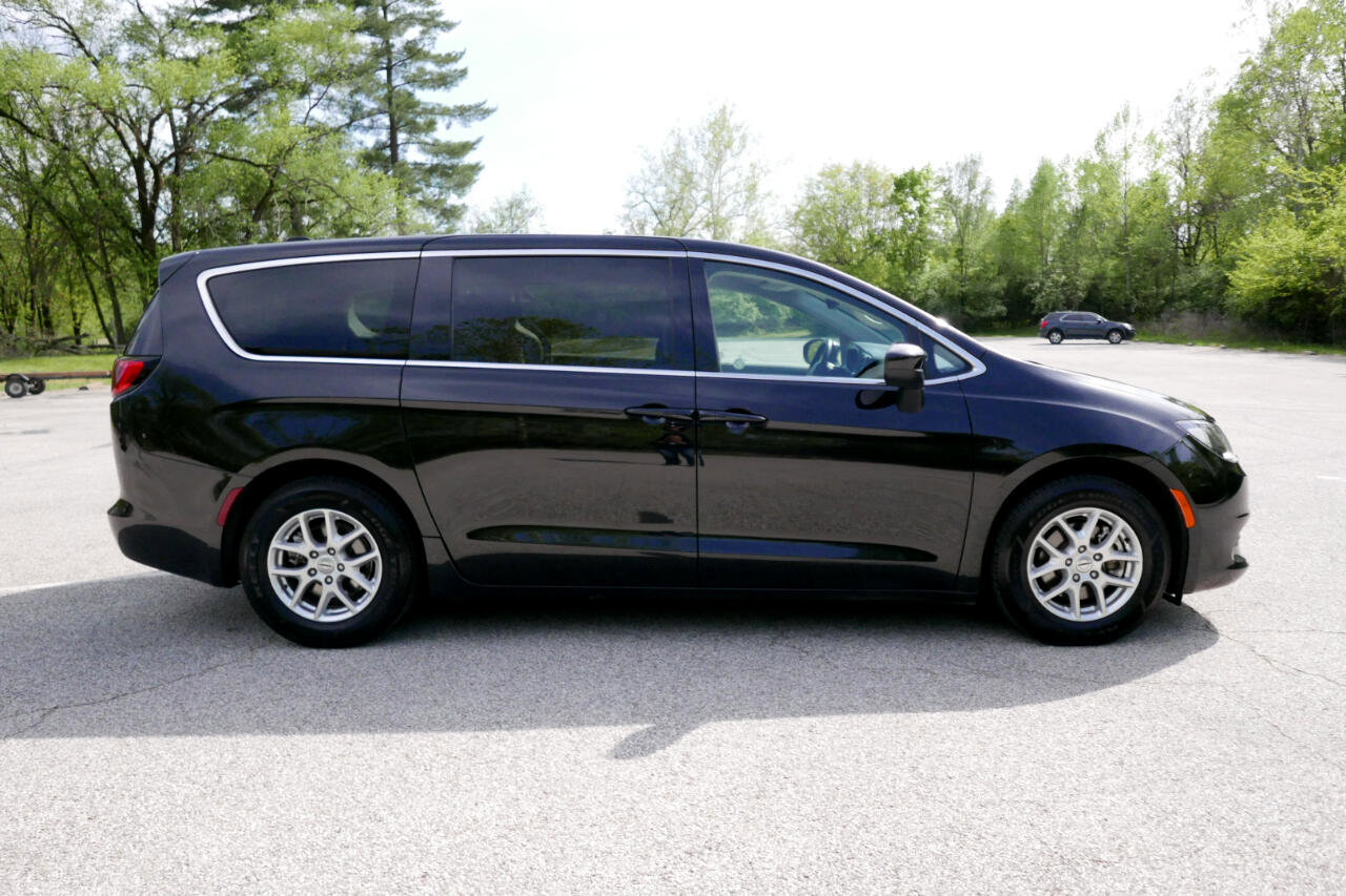 Used 2022 Chrysler Voyager LX image 5
