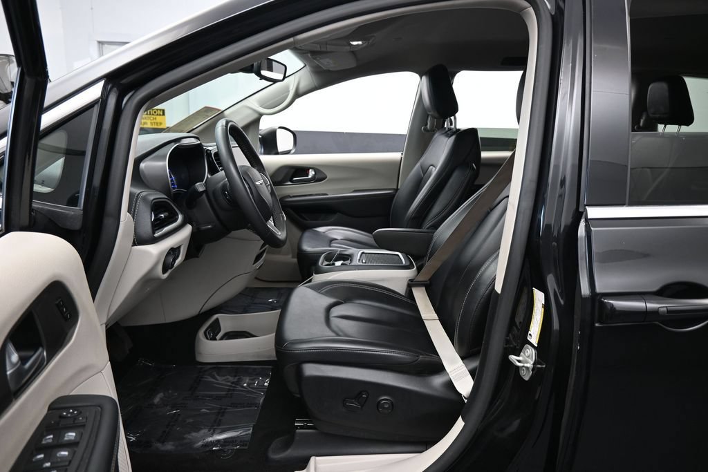 Used 2023 Chrysler Pacifica Touring-L FWD image 11