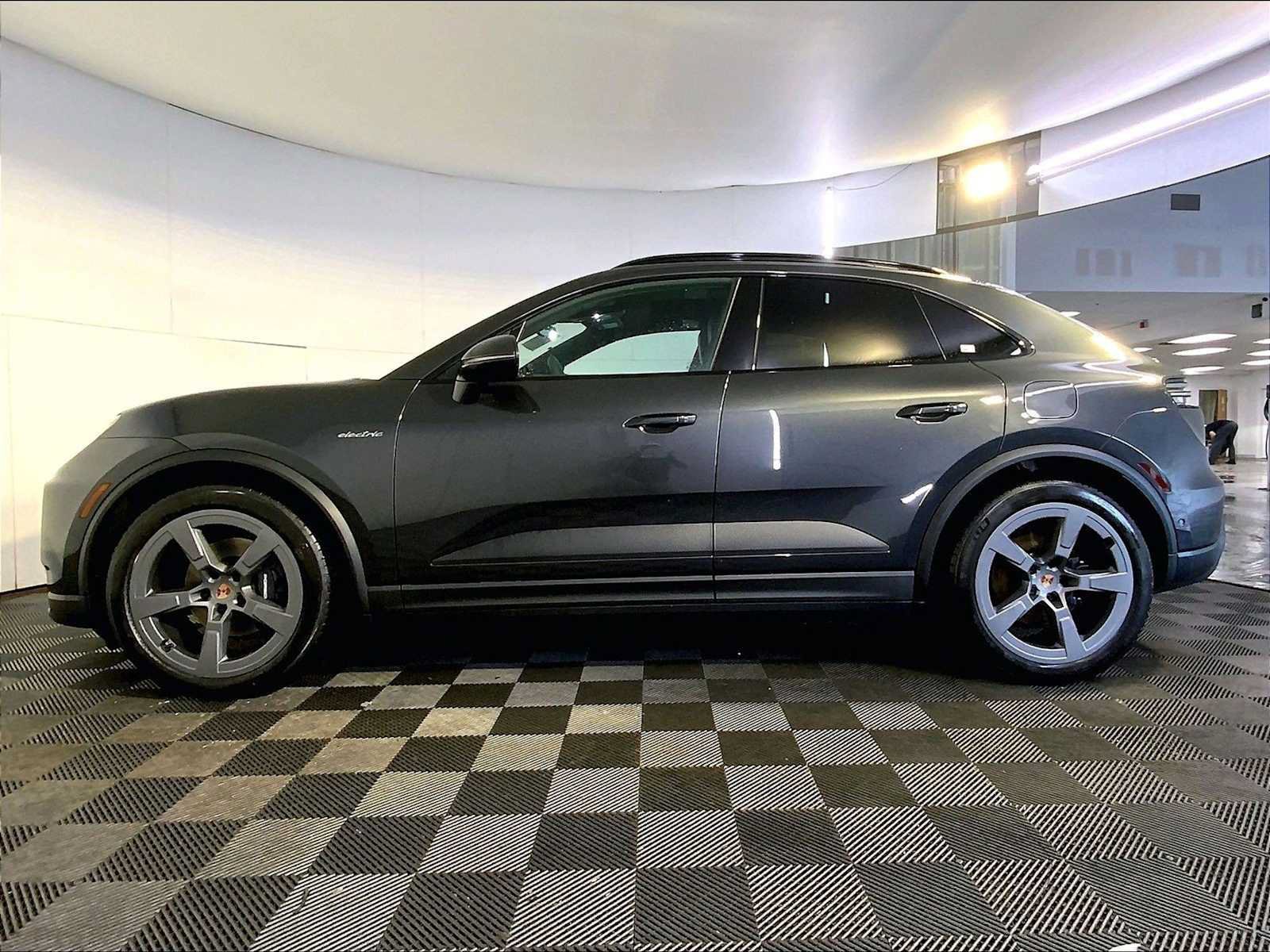 New 2026 Porsche Macan 4 Electric AWD/4WD image 2