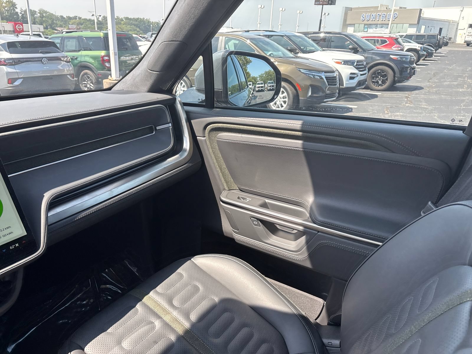 Used 2025 Rivian R1S Adventure Dual AWD/4WD image 41