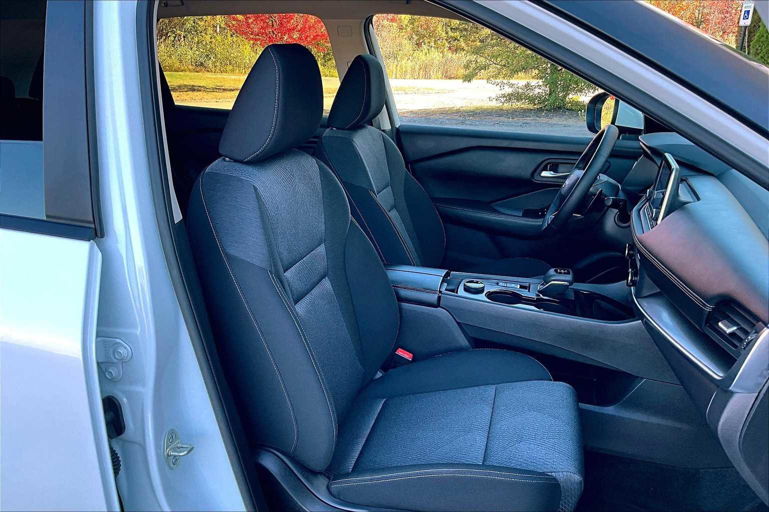 Used 2025 Nissan Rogue SV image 7