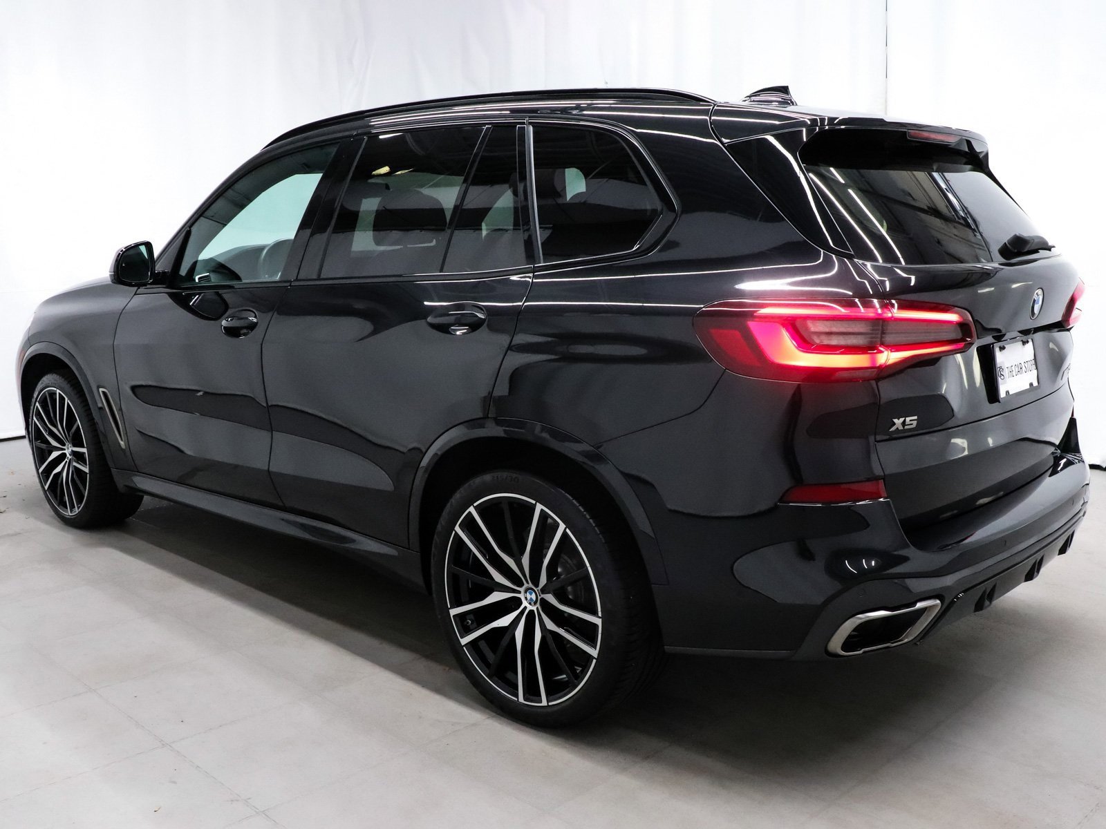 Used 2022 BMW X5 M50i w/ Executive Package image 4
