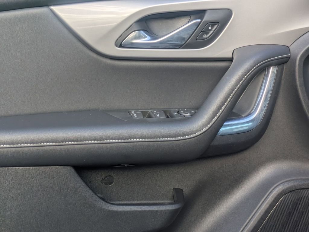 Used 2025 Chevrolet Blazer LT FWD image 11