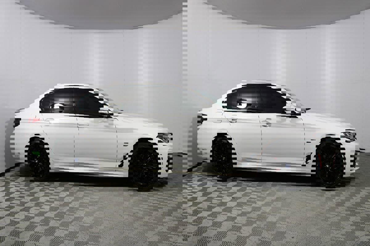 Used 2023 BMW 530e w/ M Sport Package image 21