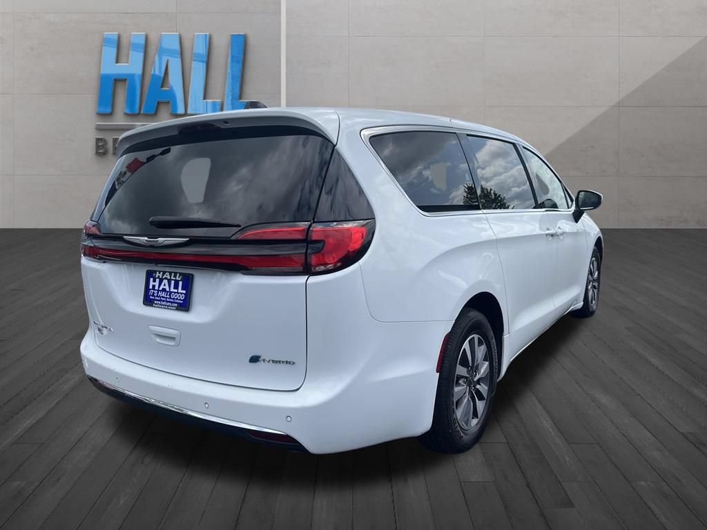Used 2023 Chrysler Pacifica Touring-L FWD image 5