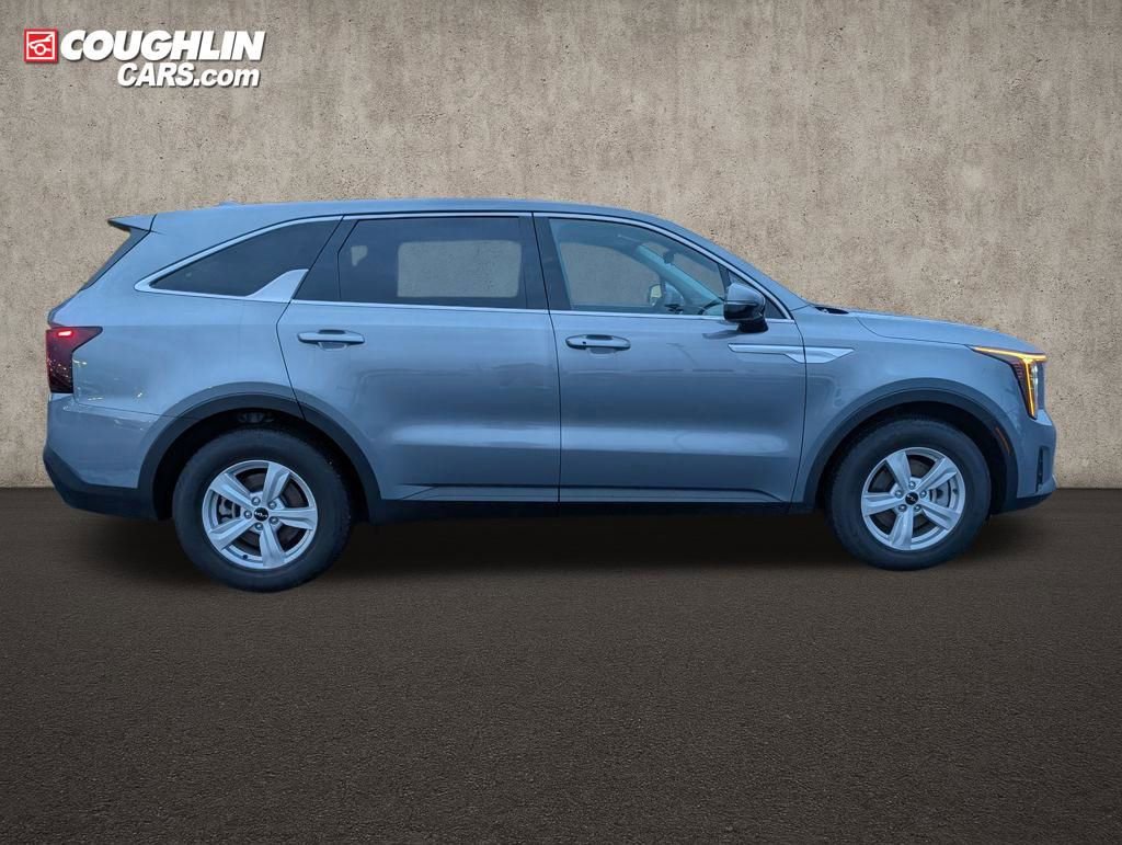 Used 2025 Kia Sorento LX image 8