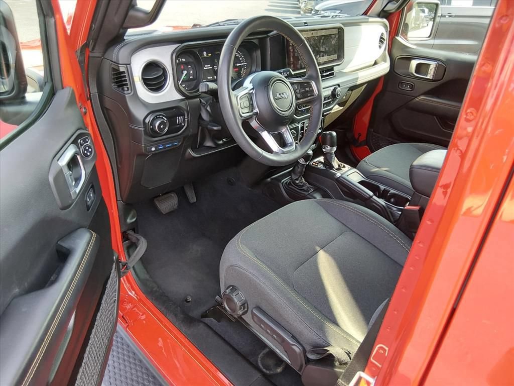Used 2024 Jeep Wrangler Unlimited Sahara AWD/4WD image 10