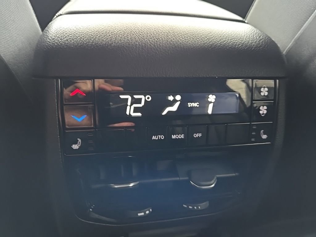 Used 2023 Jeep Grand Cherokee L Limited w/ Black Appearance Package image 40