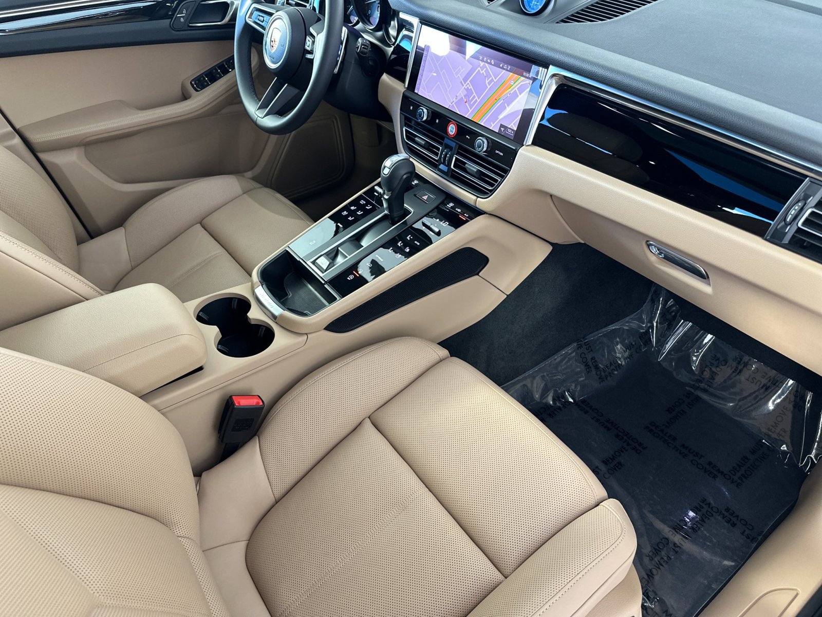 Certified 2026 Porsche Macan AWD/4WD image 18