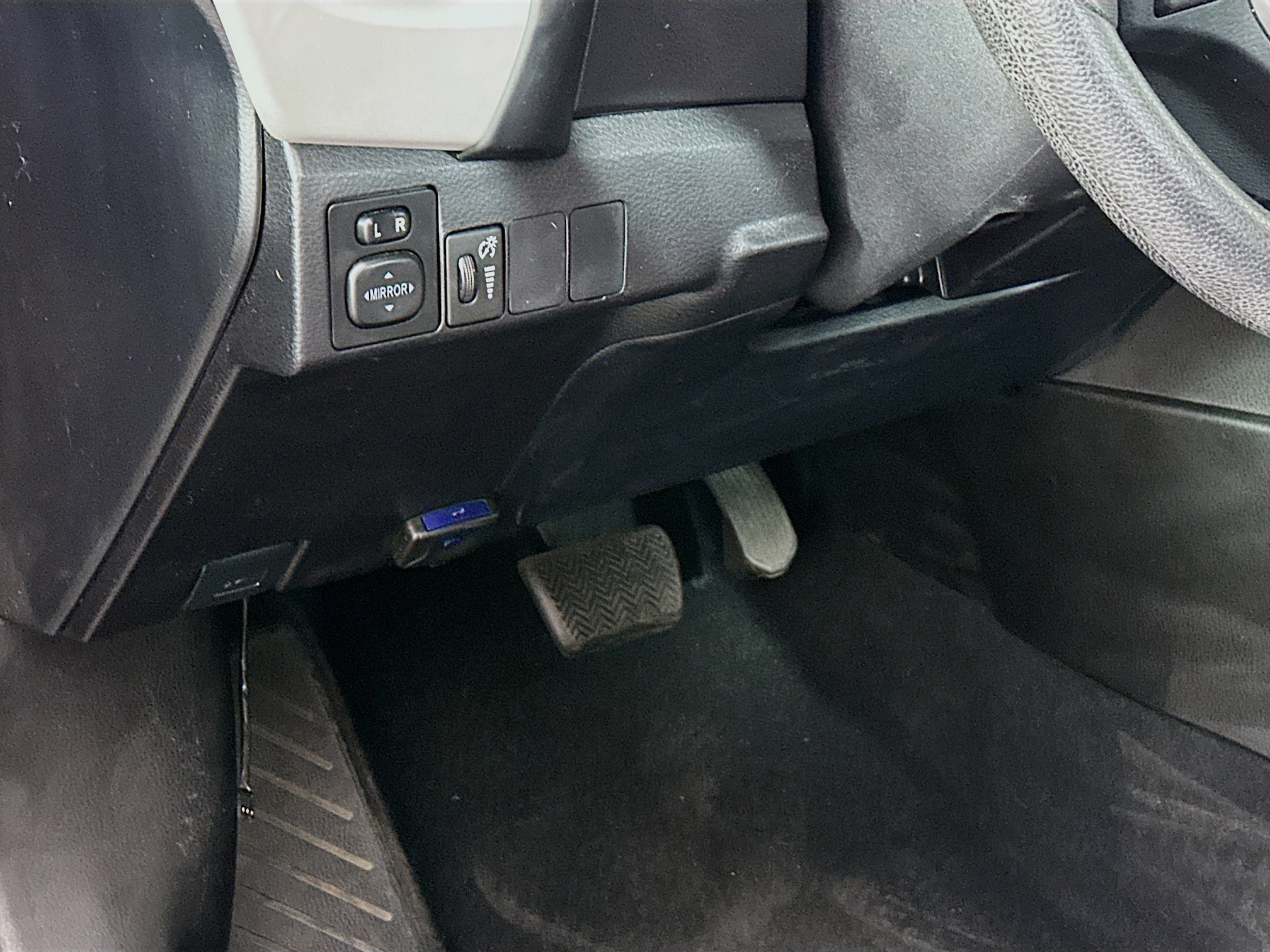 Used 2019 Toyota Corolla LE w/ Carpet Mat Package (TMS) FWD image 16