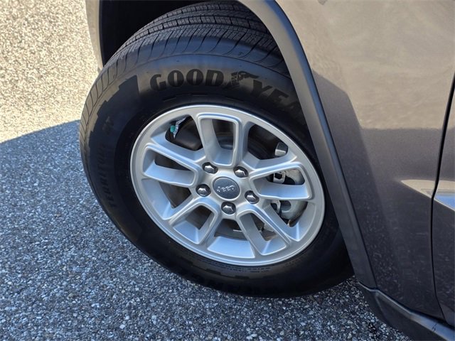 Used 2019 Jeep Grand Cherokee Laredo image 30